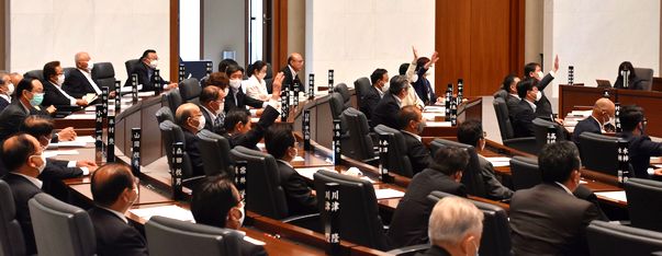 写真・図版 : 議長をのぞく58人のうち、挙手採決で条例案に賛成したのは5人だった＝2020年6月23日、水戸市の茨城県議会