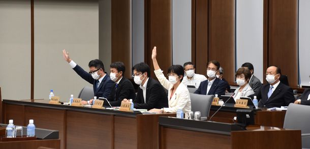 写真・図版 : 委員会の採決で、条例案に賛成したのは県議2人だった＝2020年6月18日、茨城県議会 