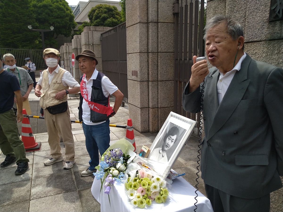 写真・図版 : 60周年を迎えた樺美智子の追悼集会。樺が亡くなった国会南門前に100人以上の人が集まった。マイクを持つのは三上治＝2020年6月15日