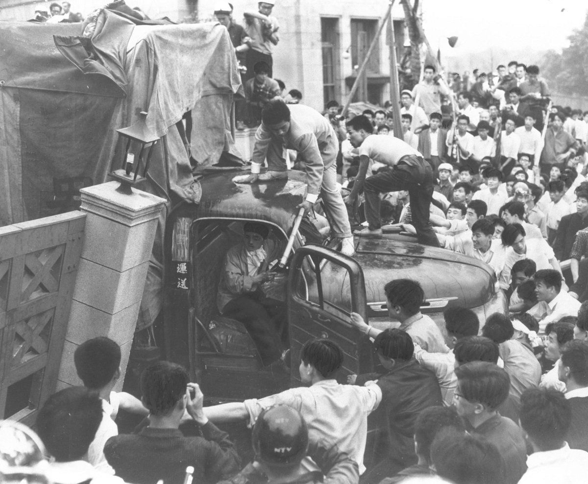 写真・図版 : 国会南門から構内に乱入する全学連の学生たち＝1960年6月15日