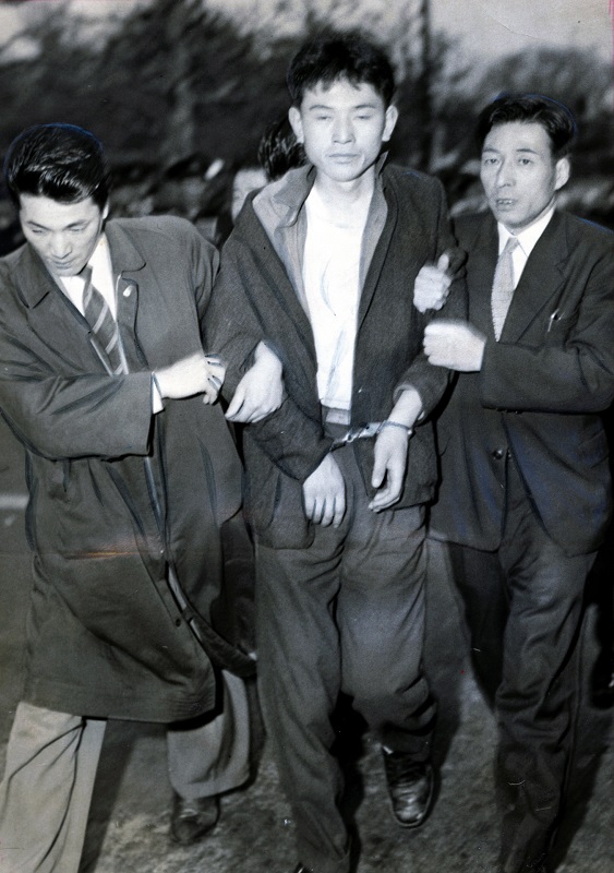 写真・図版 : 国会乱入デモで逮捕された全学連の唐牛健太郎委員長＝1960年4月25日
