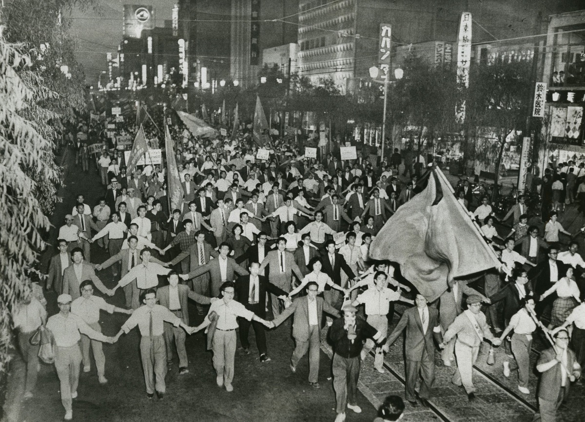 写真・図版 : 安保改定阻止国民会議は、銀座の車道いっぱいに広がるフランスデモで抗議した＝1960年6月18日