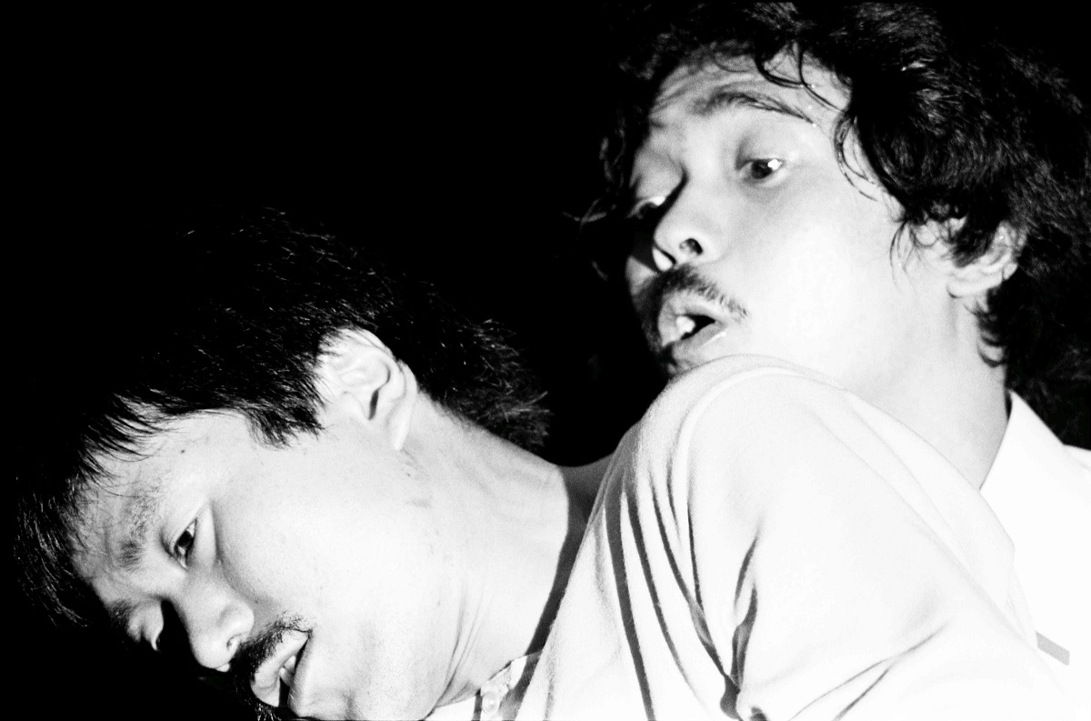 写真・図版 : 『初級革命講座飛龍伝』の平田満（左）と長谷川康夫＝1980年、©斎藤一男