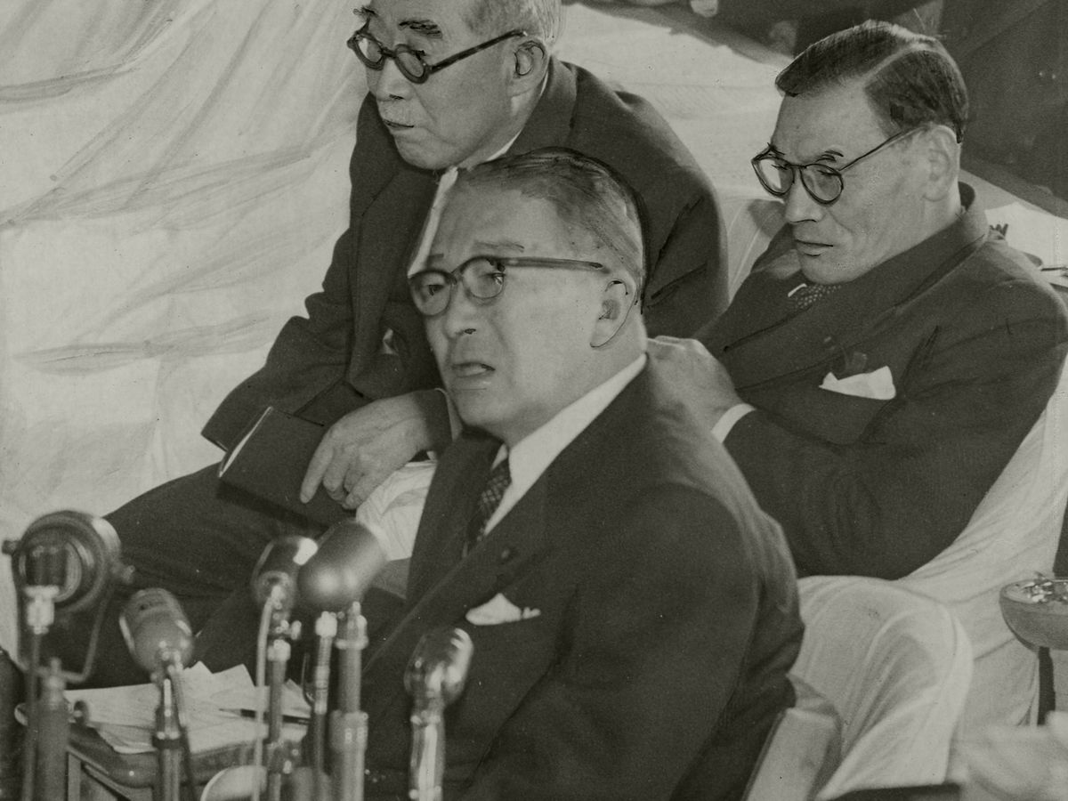 写真・図版 : 1956年2月、衆院予算委員会での鳩山一郎首相＝朝日新聞社