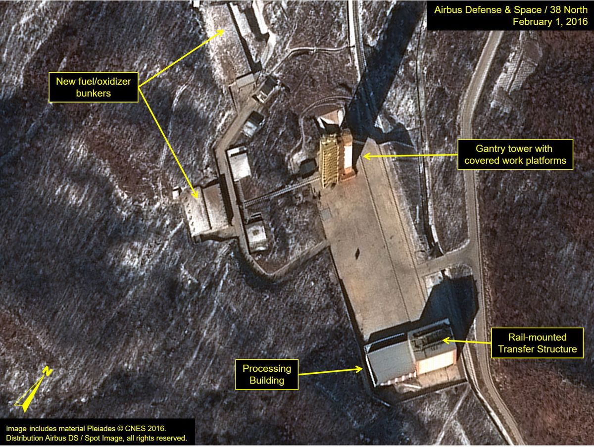 写真・図版 : 米ジョンズ・ホプキンス大の北朝鮮研究グループ「38ノース」によると、2016年2月1日の衛星写真では、弾道ミサイル発射台（中央右）周辺で人や車両の動きが活発になっていた＝エアバス・ディフェンス・アンド・スペース／38ノース提供