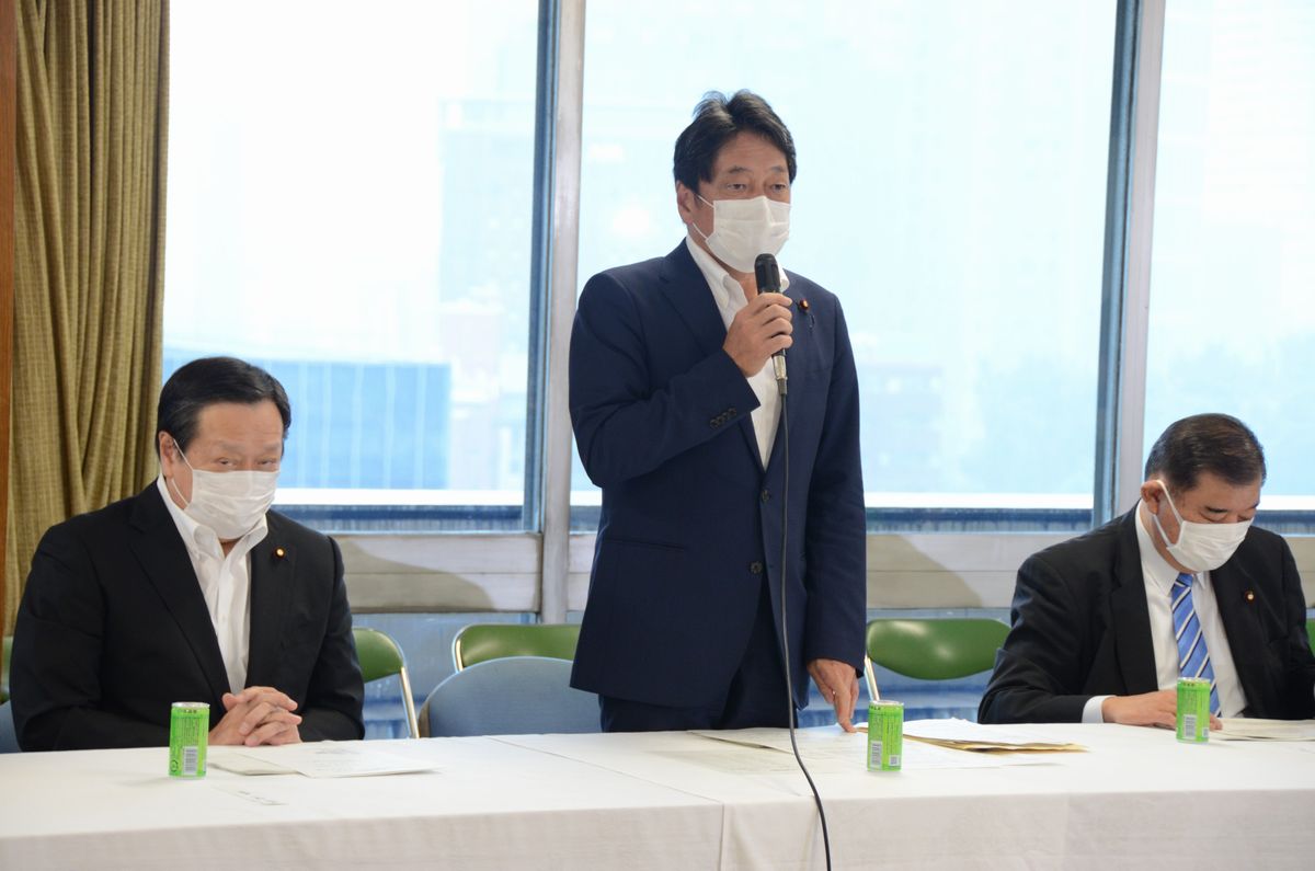 写真・図版 : 6月30日、自民党のミサイル防衛検討チームの初会合であいさつする座長の小野寺五典元防衛相。右は石破茂氏＝東京・永田町の自民党本部。朝日新聞社