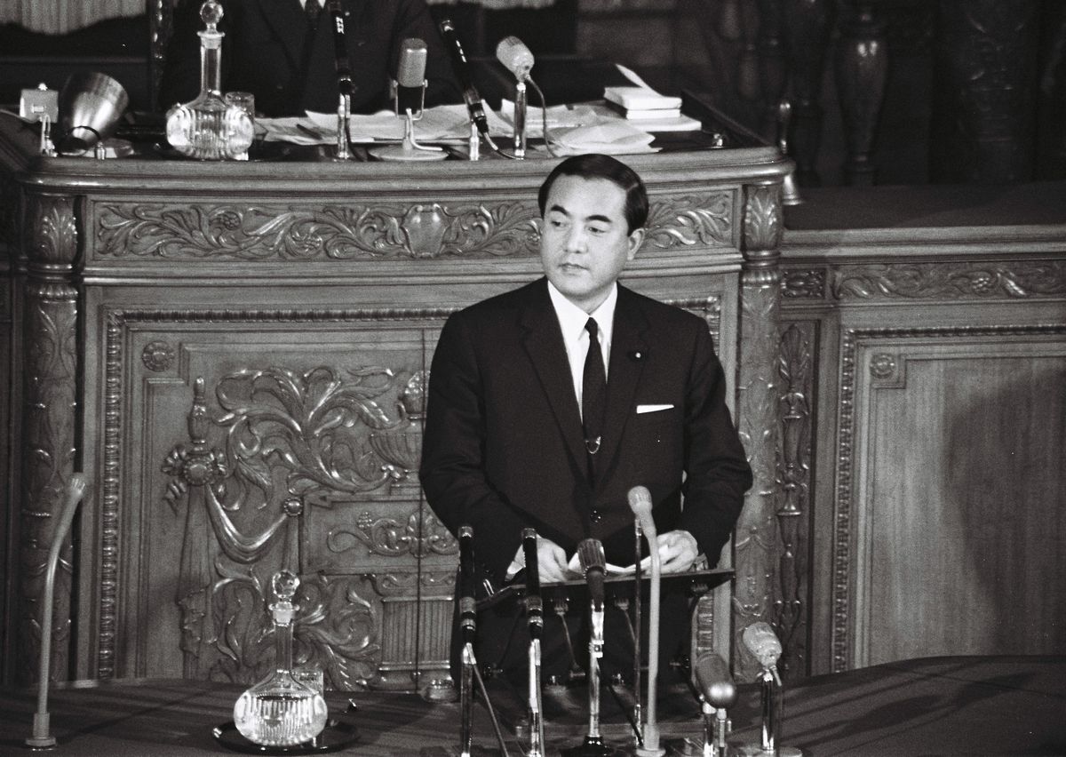 写真・図版 : 1970年2月、参院本会議で答弁する中曽根康弘防衛庁長官
