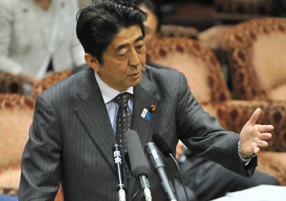 写真・図版 : 2013年4月、参院予算委での安倍晋三首相＝朝日新聞社