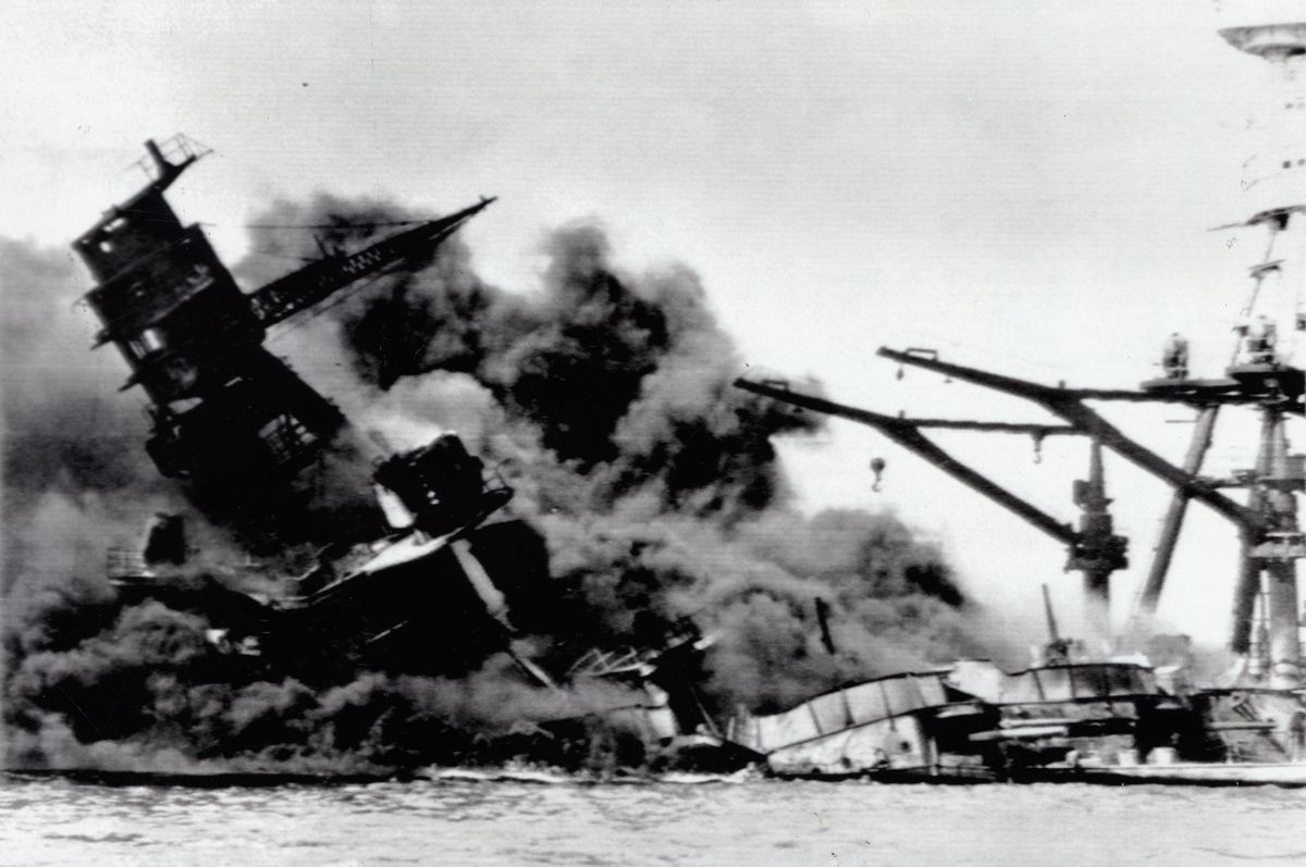 写真・図版 : 1941年12月7日（日本時間8日）、真珠湾で日本軍の攻撃を受け、黒煙を上げて沈む米戦艦アリゾナ=米海軍提供