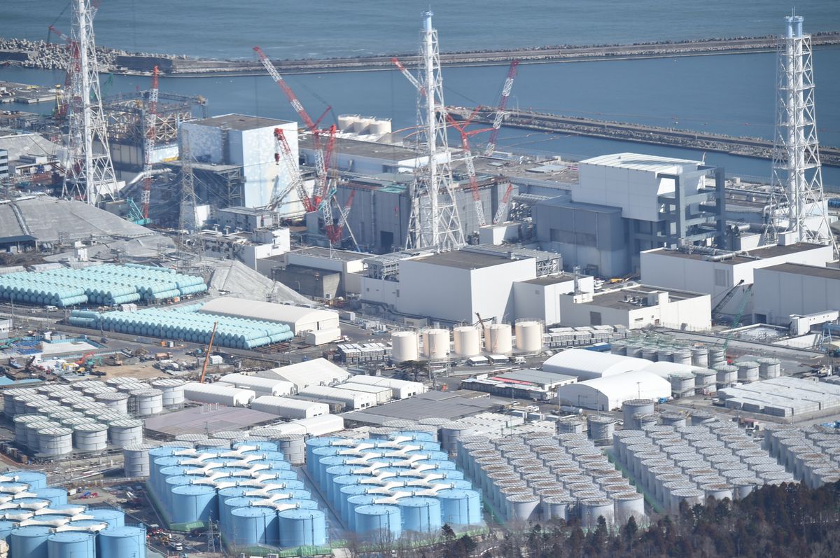 写真・図版 : タンクが並ぶ東京電力福島第一原発＝2017年2月