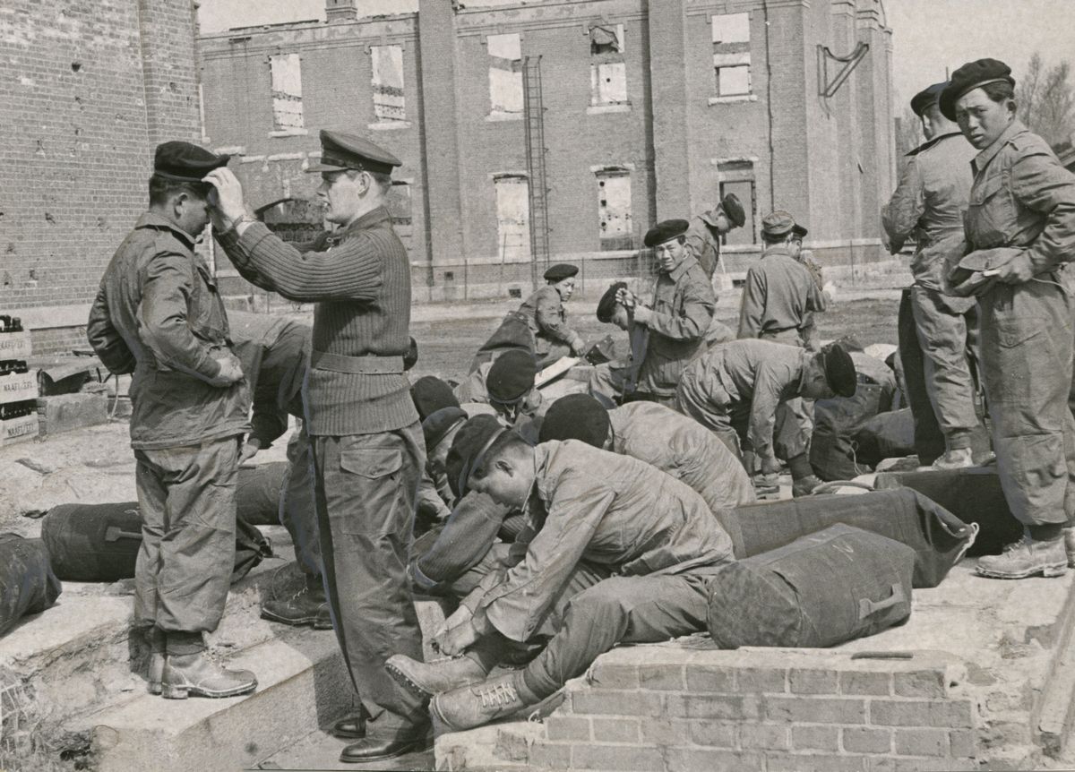 写真・図版 : 国連軍の一翼を担う英連邦軍に編入された韓国兵たち。国連軍には米軍、韓国軍のほか、日本占領のため西日本にいた英連邦軍（英、豪、ニュージーランドなど）やタイ、コロンビア、ベルギーなどの軍隊も加わった＝1953年3月1日、朝鮮半島の英連邦軍基地 
