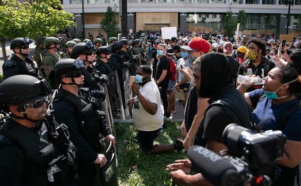 写真・図版 : ホワイトハウス周辺での黒人死亡事件抗議デモ＝2020年6月3日、ランハム裕子撮影