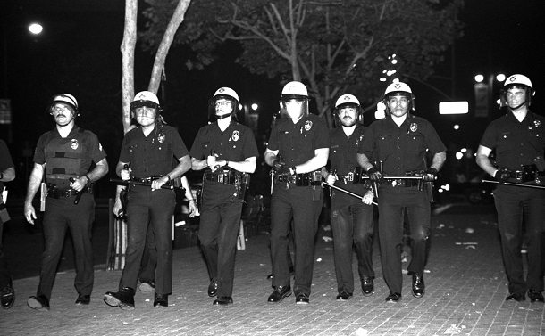 写真・図版 : ロドニー・キング事件をきっかけに起こったロス暴動に出動した警官たち＝1992年4月29日　a katz / Shutterstock.com