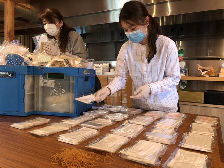 写真・図版 : 奥田さんの呼びかけに、全国から多くのマスクが届けられた。寄付されたマスクはスタッフが1枚ずつ検品後、大阪・あいりん地区（釜ヶ崎）などで困窮者支援に奔走する奥田さんの仲間のもとに届けられた。