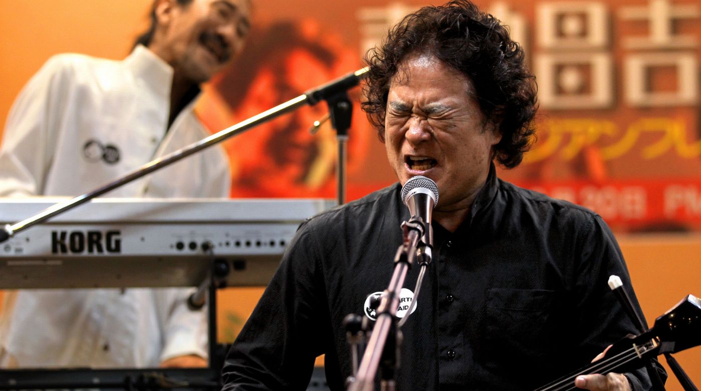 写真・図版 : ライブで熱唱する喜納昌吉さん＝2011年6月20日、沖縄市