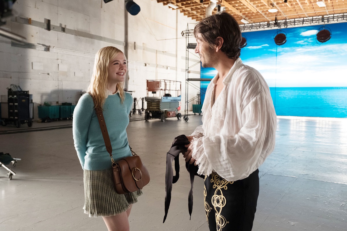 写真・図版 : アシュレー(左、エル・ファニング)とフランシスコ・ヴェラ(ディエゴ・ルナ)　Photography by Jessica Miglio　©2019 Gravier Productions, Inc.