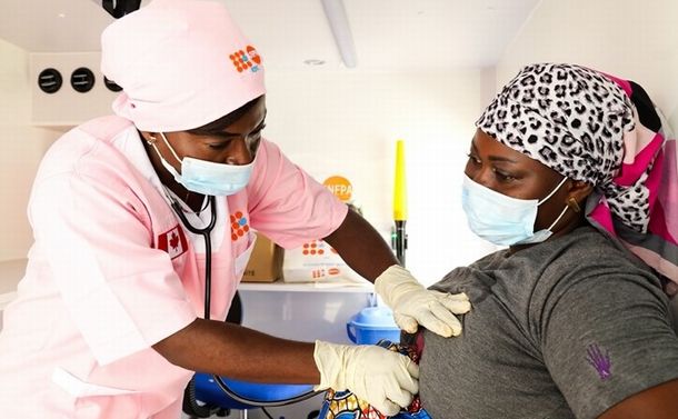 写真・図版 : UNFPAから派遣された医療チームによって診察を受ける妊婦(コンゴ民主共和国) 
©︎2020Siaka Traore/UNFPA DRC
