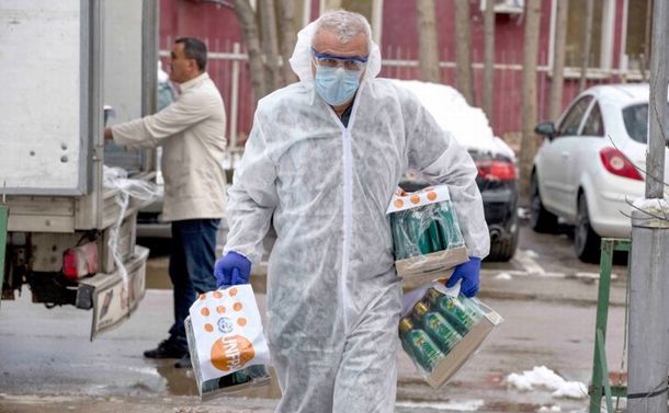 写真・図版 : COVID-19危機下で不足する避妊具・薬、個人防護具（PPE）などの物資供給に奔走 
©︎2020 Tomislav Georgiev/UNFPA MK