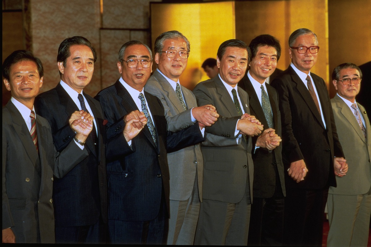 写真・図版 : 自民党と共産党を除く8党派が連立して誕生した細川政権＝1993年7月29日