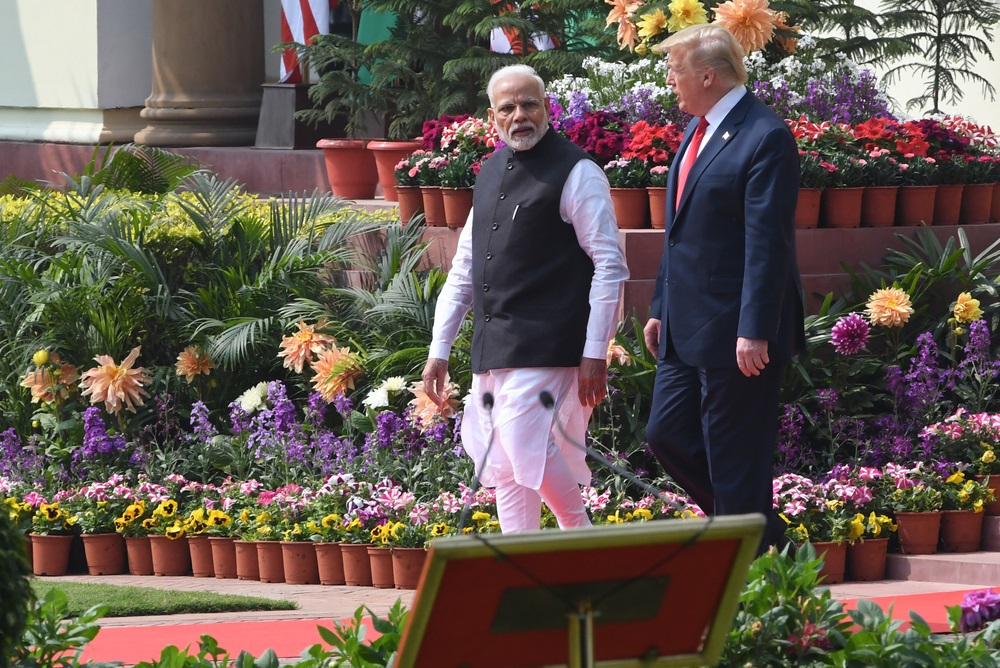 写真・図版 : モディ首相（左）とインドを訪問したトランプ米大統領＝2020年2月25日　Madhuram Paliwal / Shutterstock.com