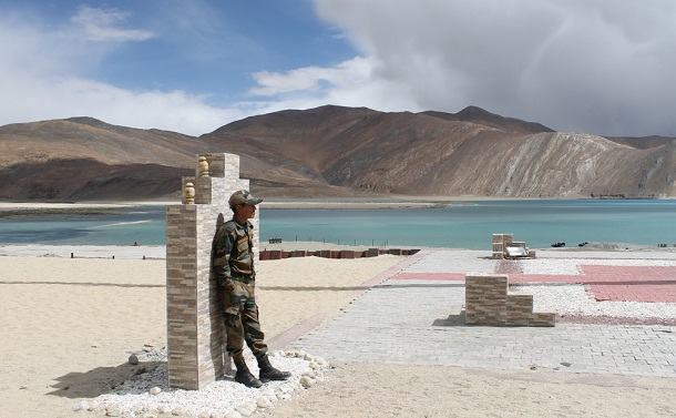 写真・図版 : ラダックの中印国境そばに立つインド軍兵士＝2020年5月　Omri Eliyahu / Shutterstock.com