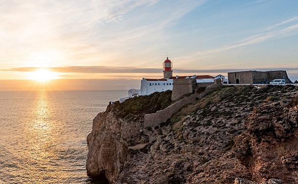 写真・図版 : ポルトガル・サグレスの岬　Carina 70/Shutterstock.com