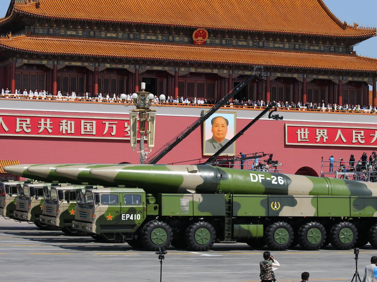 写真・図版 : 中国の軍事パレードで披露された中距離弾道ミサイルDF26=2015年9月、北京の天安門広場。朝日新聞社