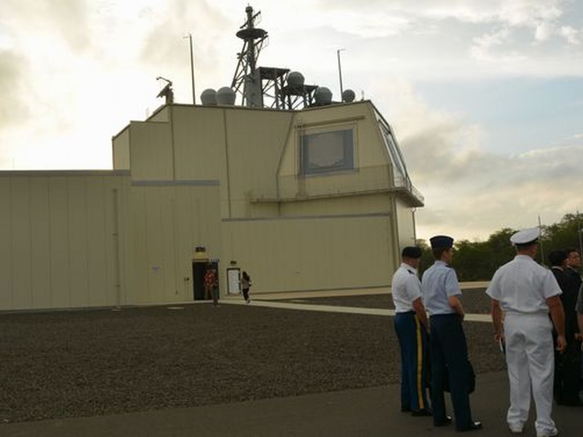 写真・図版 : 米ハワイ州カウアイ島にある米軍のイージス・アショア実験施設=2018年1月。朝日新聞社