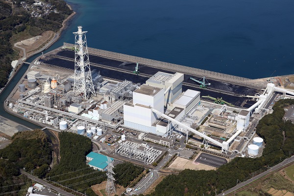 日本では先進国で唯一、石炭火力発電所の新設が続いている。九州電力松浦石炭火力発電所＝2020年3月、長崎県松浦市、朝日新聞社ヘリから、堀英治撮影