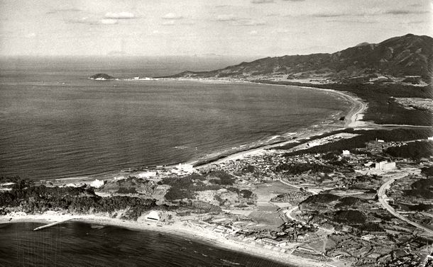 写真・図版 : 玄界灘に面した海岸＝1970年、福岡県