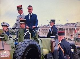 写真・図版 : 軍事行進に参加したマクロン大統領＝国営テレビ「フランス2」の画面から（筆者撮影）