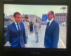 写真・図版 : ジャン・カステックス新首相（右）とマクロン大統領＝国営テレビ「フランス2」の画面から（筆者撮影）