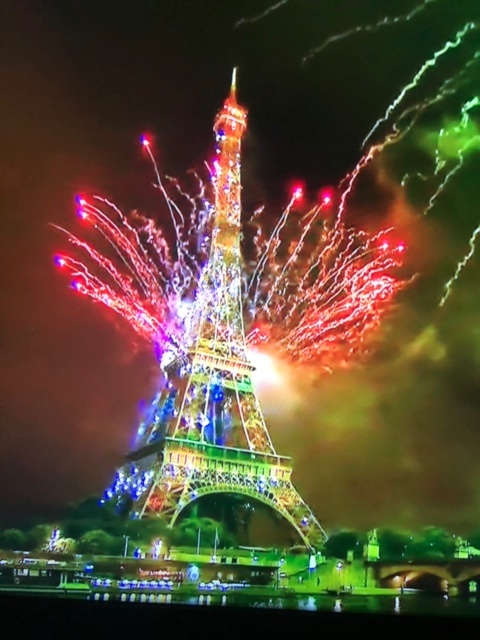 写真・図版 : エッフェル塔を囲んで打ち上げられた花火＝国営テレビ「フランス2」の画面から（筆者撮影）