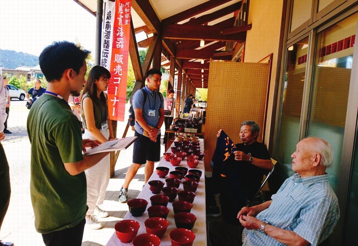 写真・図版 :  昨年9月に行われた第12回鯖江市地域活性化プランコンテストの様子。鯖江市の人々へのヒアリングとチーム内の議論を重ね、活性化策を練り上げて行った。