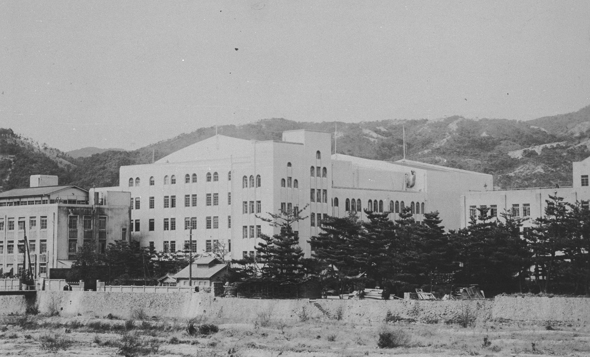 写真・図版 : 初代の宝塚大劇場＝1935年