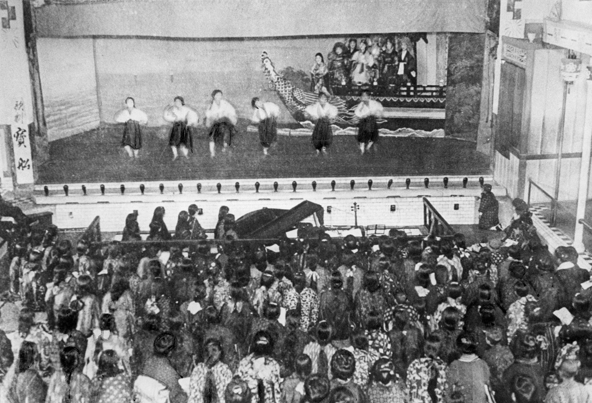 写真・図版 : 宝塚少女歌劇『宝船』。室内プールを改造したパラダイス劇場で上演した＝1914年（大正3年）