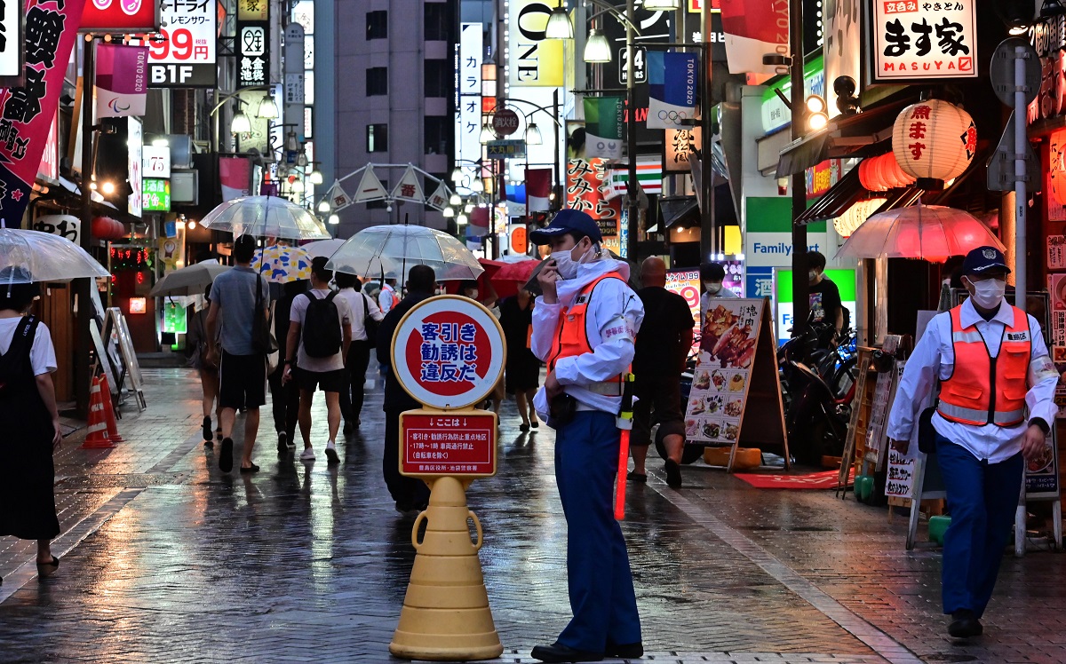 東京・池袋の繁華街では、豊島区の「繁華街警備隊」が新型コロナウイルス感染拡大への注意などを呼びかけていた＝2020年7月3日