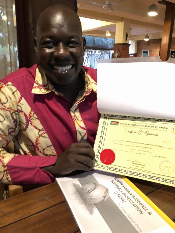 写真・図版 : 南スーダン政府から正式に交付された野球連盟登録証書。国のお墨付きをもらい、世界野球連盟に登録することができる。