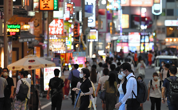 写真・図版 : 東京・新宿の歌舞伎町を行き交う人たち＝2020年7月2日、諫山卓弥撮影 
