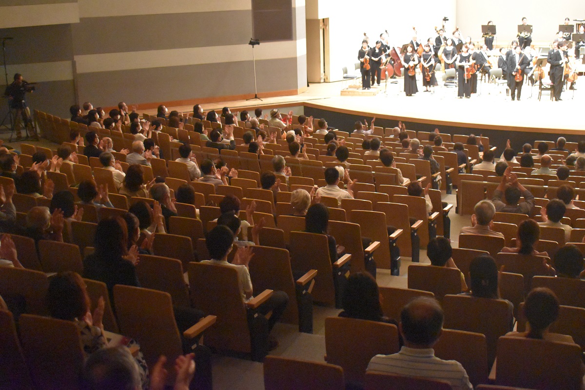 写真・図版 : 広島交響楽団が約5カ月ぶりに開催した観客を入れての演奏会。1席おきに座り、「ブラボー」は禁止。演奏者も距離をあけた＝2020年7月17日、広島市