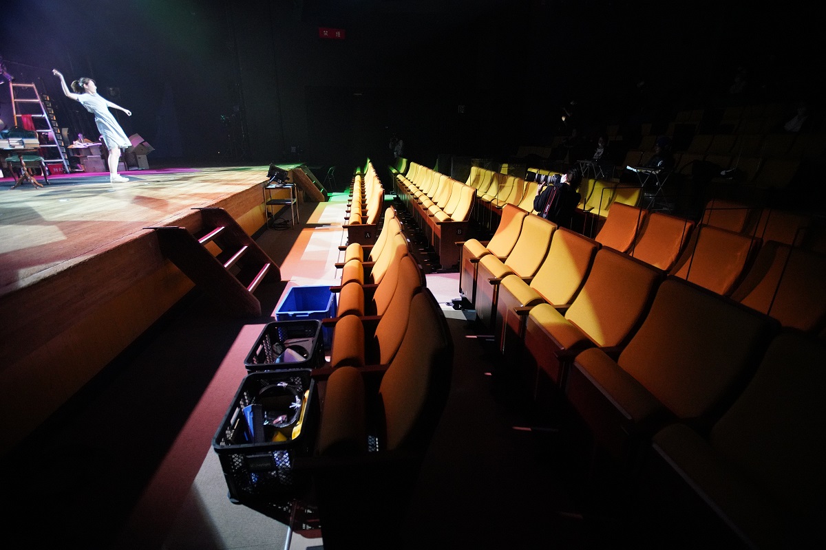 写真・図版 : 東京・下北沢の本多劇場は、感染リスクを最小限にするため無観客、一人芝居を配信する公演で活動を再開した＝2020年6月1日