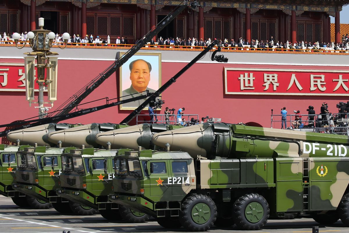 写真・図版 : 中国の軍事パレードで披露された中距離弾道ミサイルDF26=2015年9月、北京の天安門広場。朝日新聞社