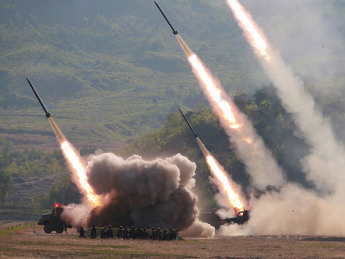 写真・図版 : 北朝鮮が2019年5月に行った火力攻撃訓練＝労働新聞ホームページから