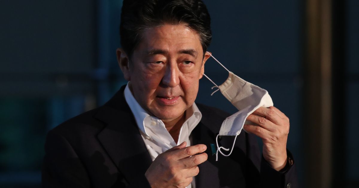 写真・図版 : 記者団の質問に応じる安倍首相=8月4日、首相官邸。朝日新聞社