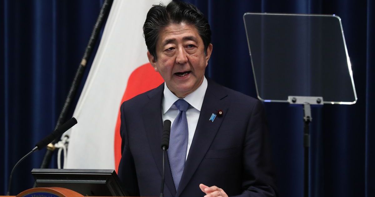写真・図版 : 安倍晋三首相の今年6月の記者会見。「安全保障戦略の新たな方向性を打ち出す」と表明した＝首相官邸。朝日新聞社