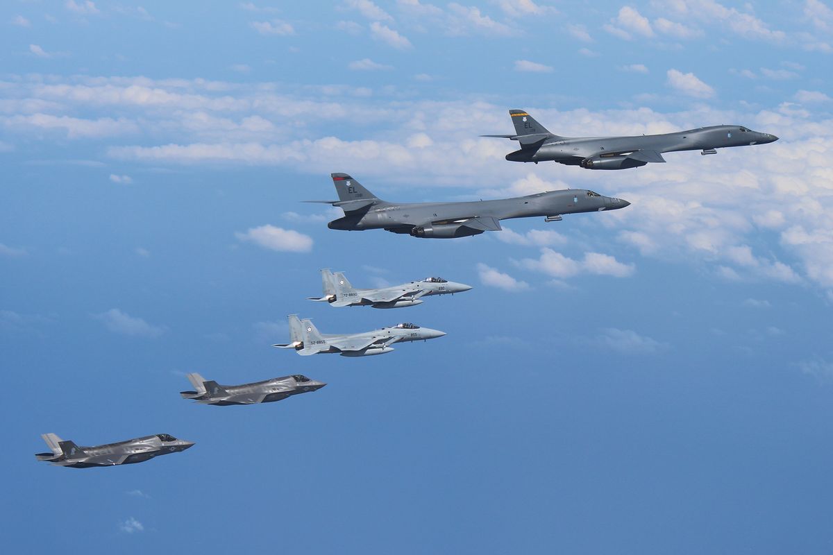 写真・図版 : 2017年8月に九州西方空域で行われた日米共同訓練。上の2機が米空軍のB1B、中央の2機が航空自衛隊のF15、下の2機が米海兵隊のF35B＝空自提供