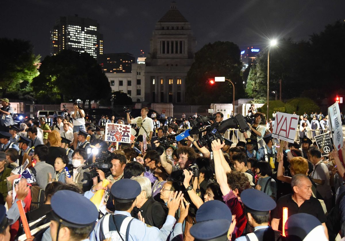 写真・図版 : 2015年9月、安保法制関連法案の廃案を求め国会前で声を上げる人たち=東京・永田町。朝日新聞社