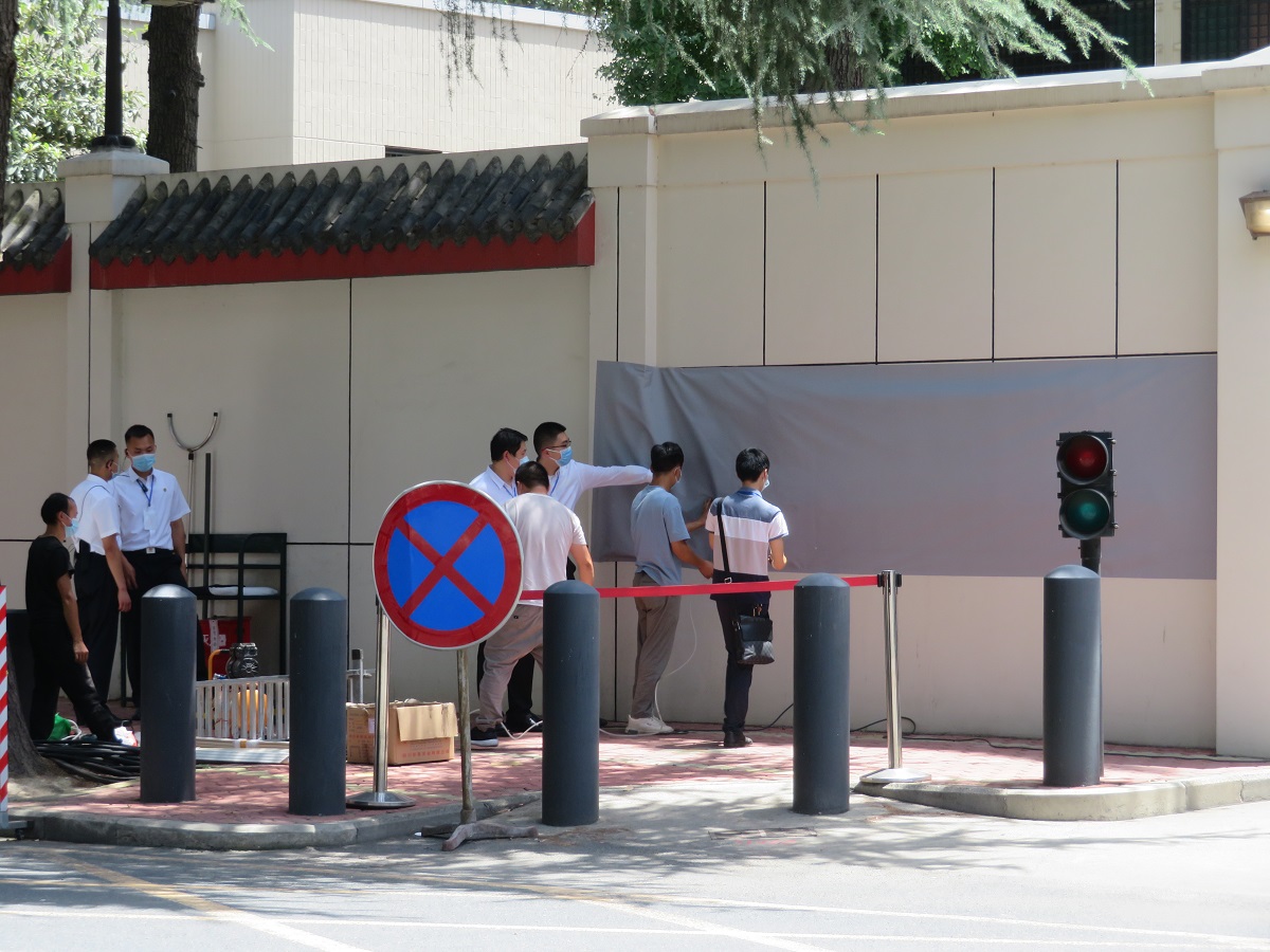 写真・図版 : 閉鎖された在成都米国総領事館。正門横の看板は中国当局によってシートで覆われ、見えなくなった＝2020年7月27日、四川省成都