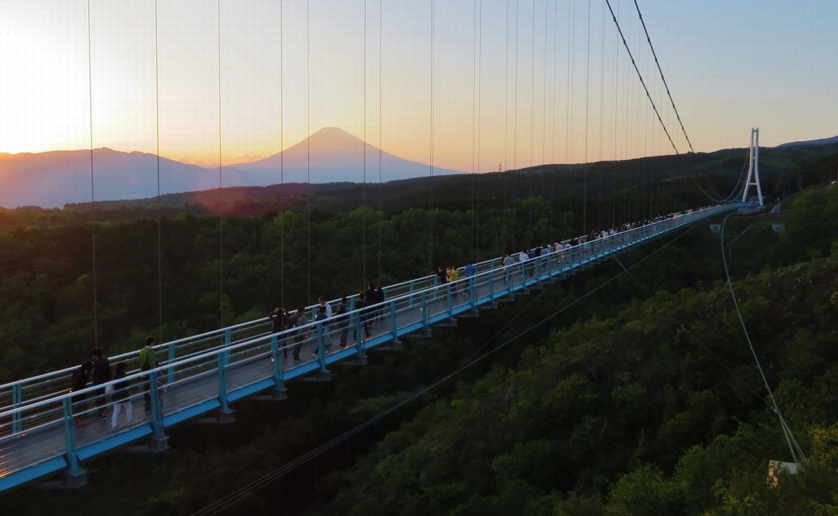 写真・図版 : 歩行者専用では日本一長い吊り橋「三島スカイウォーク」。雄大な富士の峰が一望できる（2018年、筆者撮影）