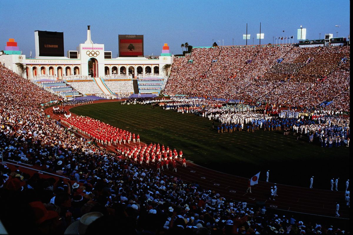 写真・図版 : 第23回ロサンゼルスオリンピックの開会式。日本選手団242人は64番目に入場行進＝1984年7月28日、メモリアル・コロシアム